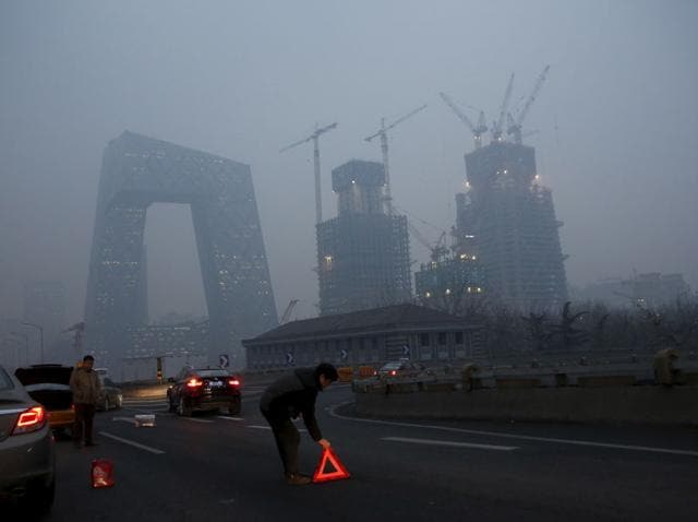 Bouts of acrid smog enveloping Beijing prompted authorities in the Chinese capital to declare two unprecedented “red alerts” this month - a warning to the city’s 22 million inhabitants that heavy pollution is expected for more than three days. (Reuters Photo) Bouts of acrid smog enveloping Beijing prompted authorities in the Chinese capital to declare two unprecedented “red alerts” this month - a warning to the city’s 22 million inhabitants that heavy pollution is expected for more than three days. (Reuters Photo)