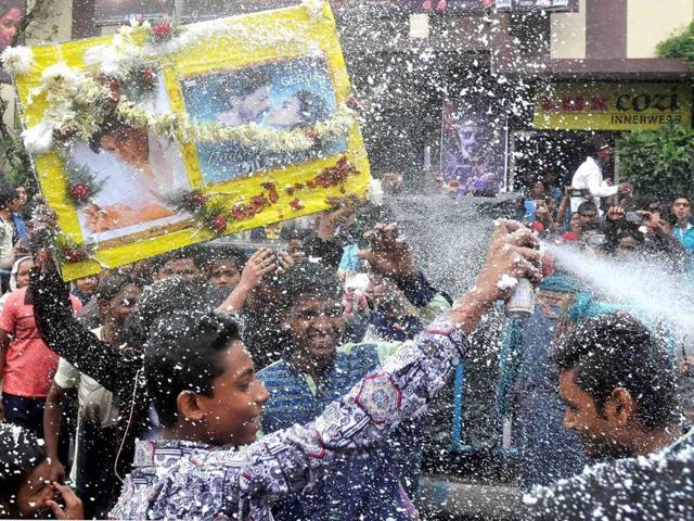 Shah Rukh Khan jubilate as they arrive to watch his newly released film Dilwale, in Kolkata on Friday. (PTI)