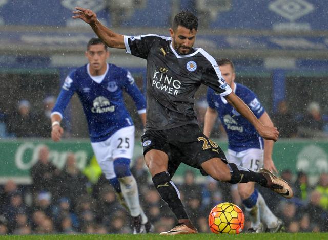 Leicester City's Algerian midfielder Riyad Mahrez scores their second goal from the penalty spot during the English Premier League football match between Everton and Leicester City at Goodison Park. (AFP)