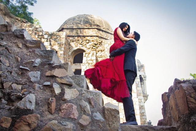 Love actually: Photographer Tanushree Bhasin of Camera Waale Baraati says that she’s seen sparks start to fly in the middle of a shoot, just like between Shreya and Shivam Gupta here. (Photo: Camera Waale Baraati) Love actually: Photographer Tanushree Bhasin of Camera Waale Baraati says that she’s seen sparks start to fly in the middle of a shoot, just like between Shreya and Shivam Gupta here. (Photo: Camera Waale Baraati)