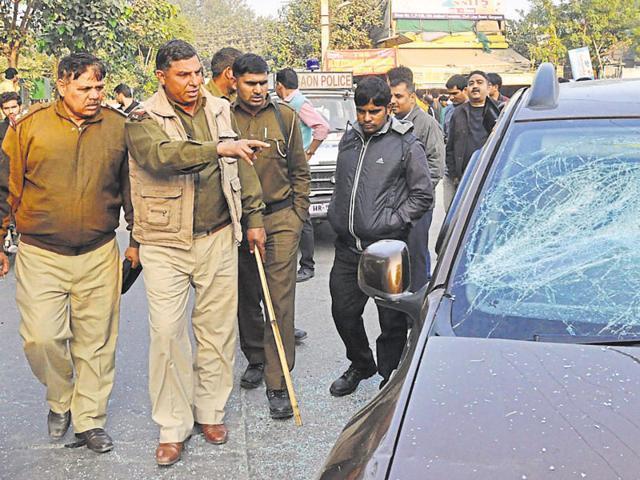 Two cars were damaged in the clash outside the court complex in Old Gurgaon on Friday afternoon. (HT Photo) Two cars were damaged in the clash outside the court complex in Old Gurgaon on Friday afternoon. (HT Photo)