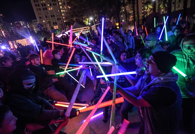 Fans participate in the Star Wars Lightsaber Battle The Light Battle Tour at Washington Square Park on December 18, 2015 in New York City. (AFP) Fans participate in the Star Wars Lightsaber Battle The Light Battle Tour at Washington Square Park on December 18, 2015 in New York City. (AFP)