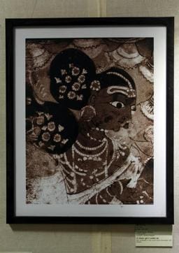 Painting of a woman from Lepakshi, Andhra Pradesh. Her hair is arranged in two round buns decorated with flowers. (Below) Viewers take photos of a painting of Zeenat Mahal, wife of Bahadur Shah Zafar II, the last Mughal ruler of India, from 18th century AD. (Ravi Choudhary/ Hindustan Times) Painting of a woman from Lepakshi, Andhra Pradesh. Her hair is arranged in two round buns decorated with flowers. (Below) Viewers take photos of a painting of Zeenat Mahal, wife of Bahadur Shah Zafar II, the last Mughal ruler of India, from 18th century AD. (Ravi Choudhary/ Hindustan Times)