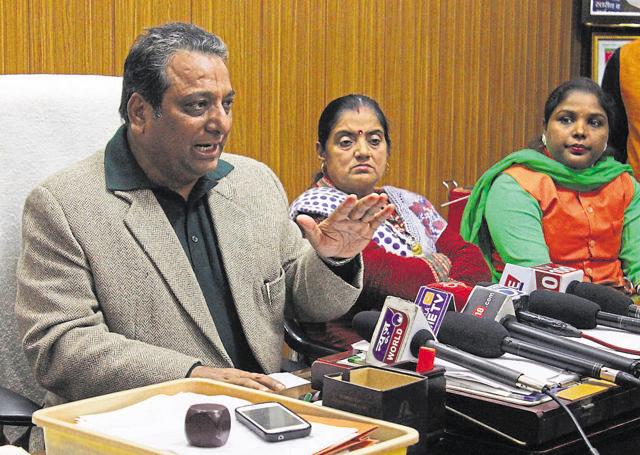 Doon mayor Vinod Chamoli at a press meet. (Sparsh Ghildiyal/HT photo)