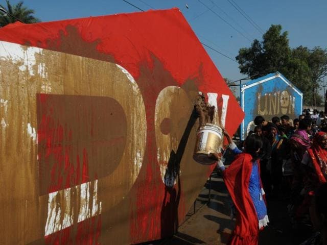 Survivors smear posters of Dow Chemical with mud on the 31st anniversary of the tragedy earlier this month. (Praveen Bajpai/HT photo) Survivors smear posters of Dow Chemical with mud on the 31st anniversary of the tragedy earlier this month. (Praveen Bajpai/HT photo)