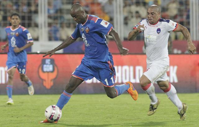 Reinaldo Da Cruz Oliveria of FC Goa in action against Delhi Dynamos FC during 2nd match of Hero Indian Super League 2015 at Jawaharlal Nehru Stadium. (HT Photo)