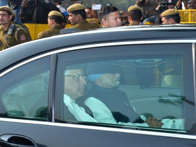 Former prime minister Manmohan Singh sits in a vehicle as he arrives at Patiala House court.  (AFP) 