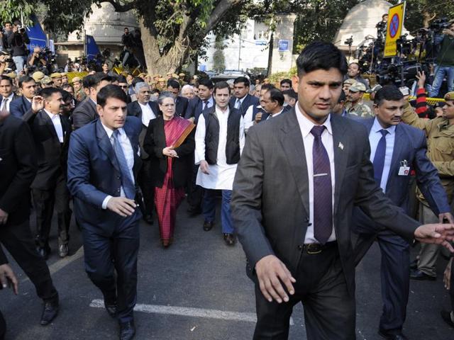 Congress chief Sonia Gandhi and party vice-president Rahul Gandhi come out of Patiala House court after the court granted bail to both the leaders in National Herald case.  (Sushil kumar/ht photo) 