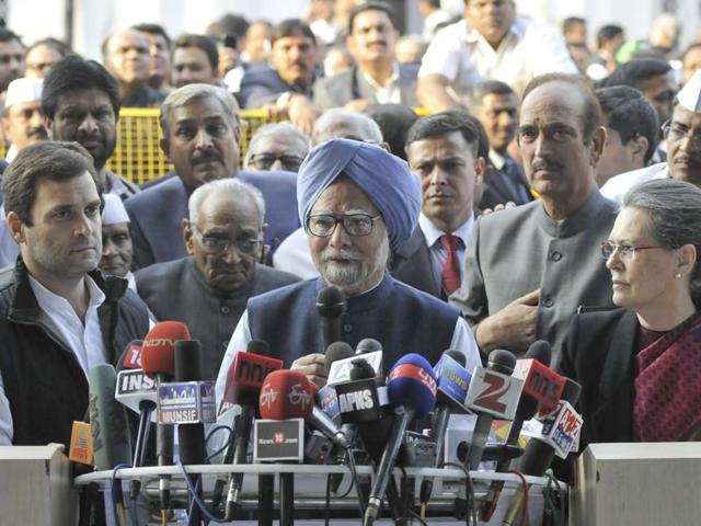 Former PM Manmohan Singh with Congress president Sonia Gandhi and vice-president Rahul Gandhi interact with journalists at AICC office. (Vipin Kumar/HT Photo) Former PM Manmohan Singh with Congress president Sonia Gandhi and vice-president Rahul Gandhi interact with journalists at AICC office. (Vipin Kumar/HT Photo)