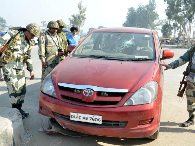 Border Security Force (BSF) personnel inspecting the vehicle in which youngsters from Kashmir were travelling in Amritsar.(Hindustan Times) Border Security Force (BSF) personnel inspecting the vehicle in which youngsters from Kashmir were travelling in Amritsar.(Hindustan Times)
