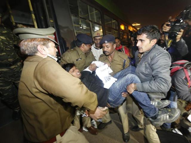 The Delhi Police detain protesters, including the December 16 gangrape victim’s mother, from India Gate on Sunday. (Ravi Choudhary/HT Photo) The Delhi Police detain protesters, including the December 16 gangrape victim’s mother, from India Gate on Sunday. (Ravi Choudhary/HT Photo)
