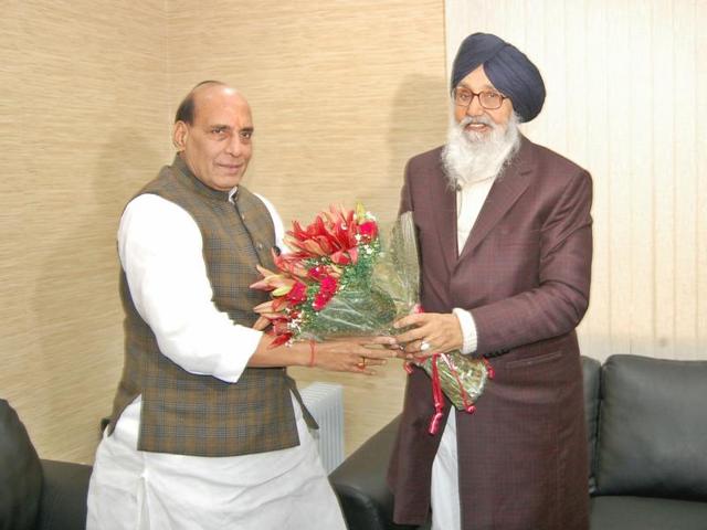 Punjab chief minister Parkash Singh Badal meets Union finance minister Arun Jaitley in New Delhi on Monday.(HT Photo)