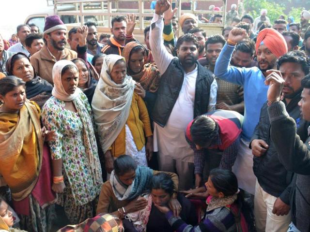 Political party leaders and family members of Tinka during his post-mortem at majitha road in Amritsar on Monday. (HT Photo) Political party leaders and family members of Tinka during his post-mortem at majitha road in Amritsar on Monday. (HT Photo)