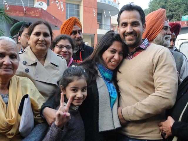 Upinderpreet Kaur celebrating her win with family and supporters in SAS Nagar on Sunday.(Gurminder Singh/HT)