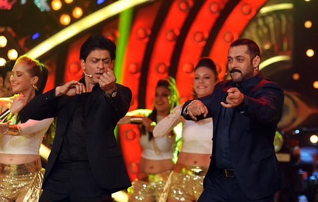Shah Rukh shows Salman his signature moves. (AFP) Shah Rukh shows Salman his signature moves. (AFP)