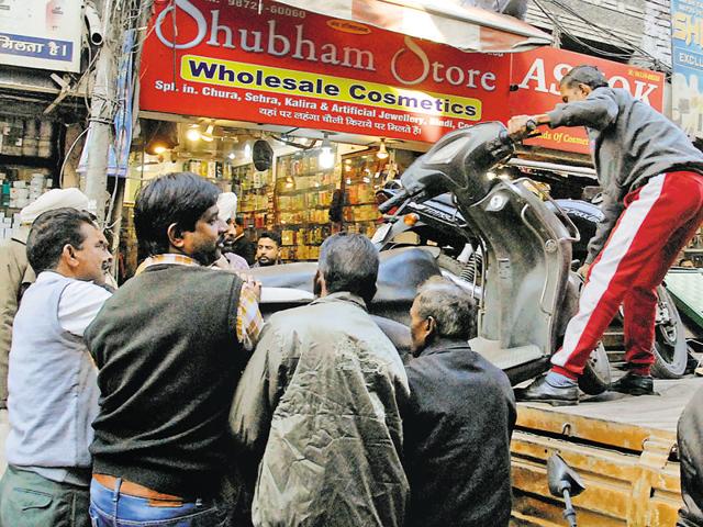 MC team removed the encroachments on the roads or beyond the shutters of the shops in Chaura Bazaar in Ludhiana on Monday.(HT Photo) MC team removed the encroachments on the roads or beyond the shutters of the shops in Chaura Bazaar in Ludhiana on Monday.(HT Photo)