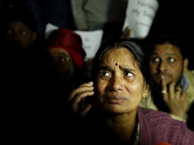 The gangrape victim’s mother broke down in tears while protesting against the release of juvenile convict at India Gate, in New Delhi. (Ravi Choudhary/ HT Photo)