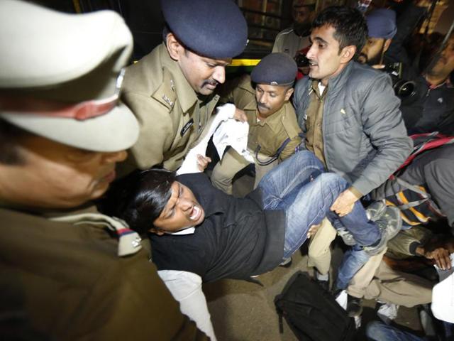Police detain student activists after they, along with the victim’s parents, protested against the release of juvenile convict of the 16 December gang rape at India Gate, in New Delhi. (Ravi Choudhary/HT Photo)