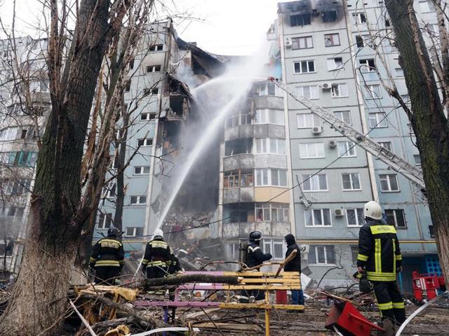 Firefighters work to extinguish a fire after blast that led to the partial collapse of a building in Volgograd. At least fice people were killed by the gas explosion, according to news agency Interfax.(AFP Photo)