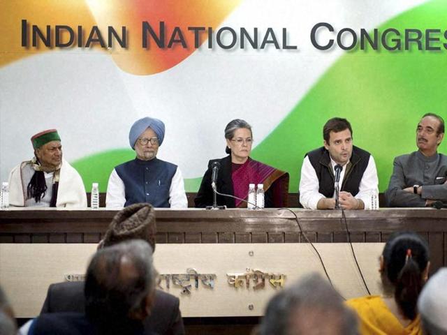 Congress President Sonia Gandhi and party Vice President Rahul Gandhi with former prime minister Manmohan Singh, Ghulam Nabi Azad and AK Antony addressing a press meet at the party office in New Delhi.(PTI)