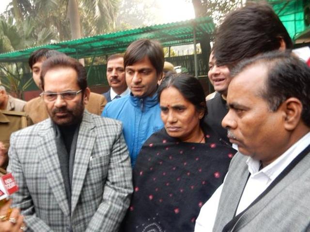 Mukhtar Abbas Naqvi (L) took to Twitter to express his “confidence” in the passing of the bill after meeting the victim’s parents (R).(Photo courtesy:@naqvimukhtar)