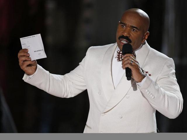 Steve Harvey holds up the card showing the winners after he incorrectly announced Miss Colombia Ariadna Gutierrez at the winner at the Miss Universe pageant Sunday. (AP) Steve Harvey holds up the card showing the winners after he incorrectly announced Miss Colombia Ariadna Gutierrez at the winner at the Miss Universe pageant Sunday. (AP)