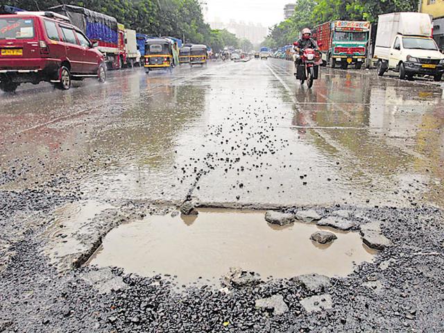 The BMC has floated tenders for the appointment of contractors to carry out the minor repair and maintenance works before monsoon.(HT file photo)