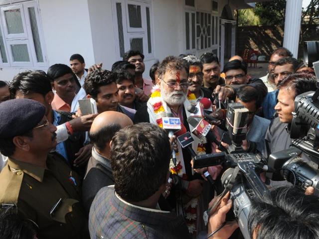 Former minister Laxmikant Sharma talks to media persons at his sister's residence on Sunday. (Praveen Bajpai/ HT photo) Former minister Laxmikant Sharma talks to media persons at his sister's residence on Sunday. (Praveen Bajpai/ HT photo)