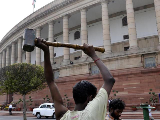According to the labour ministry, a national benchmark in mandatory minimum wage will do away with the discrepancies, improve the salary threshold and bring in some pay parity across the country.(HT File Photo) According to the labour ministry, a national benchmark in mandatory minimum wage will do away with the discrepancies, improve the salary threshold and bring in some pay parity across the country.(HT File Photo)