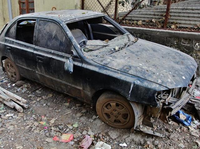 Green sedan parked inside Central Government Community hall CGS colony at Ghatkopar once owned by underworld don Dawood Ibrahim in Mumbai, India, was auctioned on December 9, 2015.(Praful Gangurde / HT Photo)