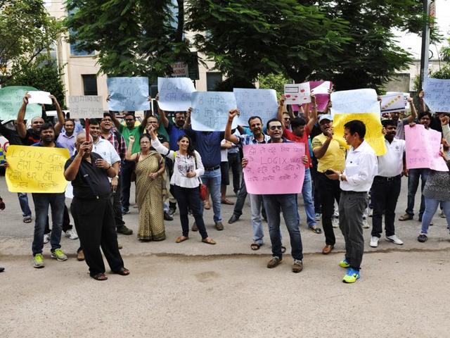 Homebuyers say that a regulatory authority can play a crucial role in protecting the interests of consumers, promote fair play, ensure timely delivery of promised services, significantly reduce frauds and help in the speedy adjudication of real estate disputes(Burhaan Kinu / Hindustan Times)