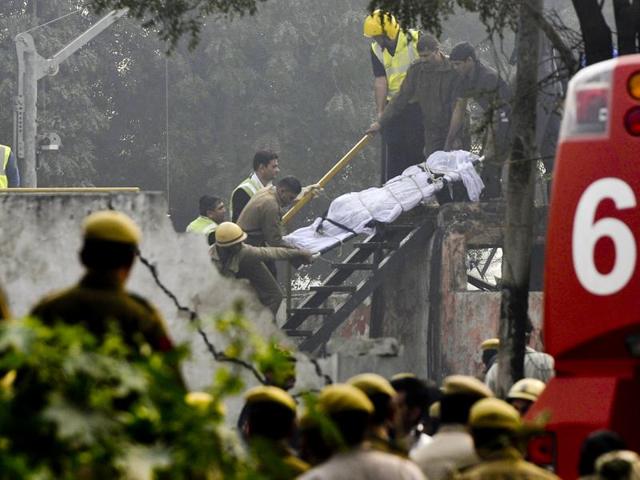 Body of the plane crash victims carried out by the rescue team from the water tank in New Delhi. (Vipin Kumar/Hindustan Times)