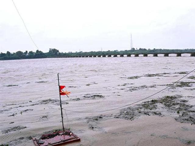 Sources said a flame was first noticed at Sangam Ghat in Maharajpur area of Mandla district on Sunday evening.(HT photo for representation)