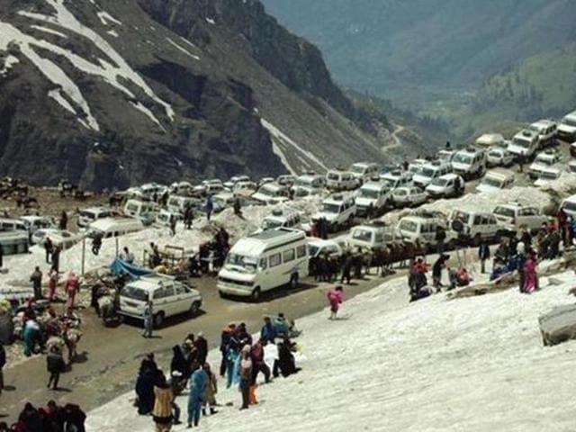 The government’s environment department, though the affidavit, has suggested the NGT to allow 2,000 vehicles, in two separate shifts, during the tourist season to facilitate people visiting the Pass. (HT Photo) The government’s environment department, though the affidavit, has suggested the NGT to allow 2,000 vehicles, in two separate shifts, during the tourist season to facilitate people visiting the Pass. (HT Photo)