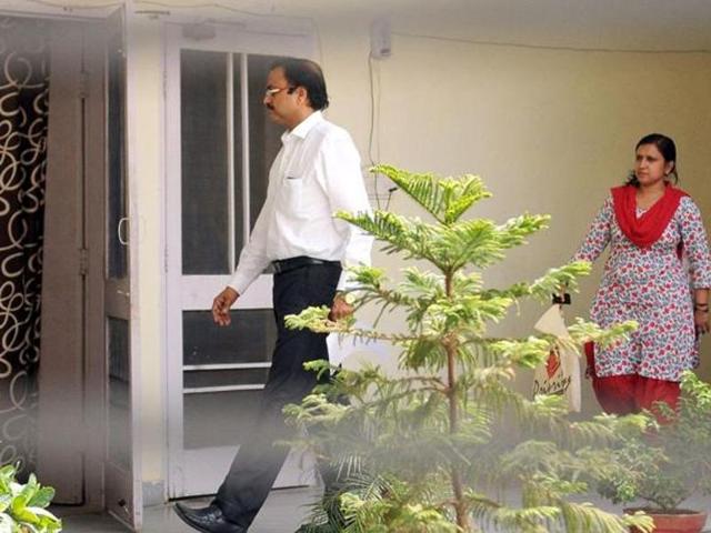 Dr Rajesh Aggarwal, the owner of the kidney hospital and a prime accused in the case along with his wife. (HT Photo) Dr Rajesh Aggarwal, the owner of the kidney hospital and a prime accused in the case along with his wife. (HT Photo)