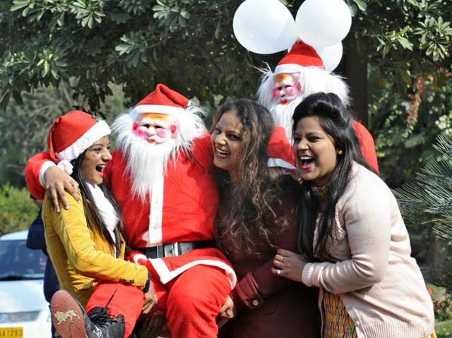 Chandigarh residents having fun during a procession to mark the coming of Christmas on Wednesday.  (Gurpeet Singh/HT Photo) 