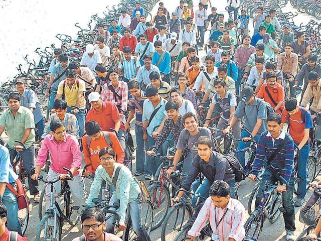 More than 1,00,000 teenagers head to coaching institutes in Kota every year with the dream of cracking IIT or medical exams.(AH Zaidi/HT file photo)