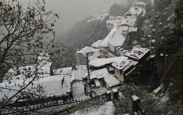 Snow turned the ‘queen of the hills’ white, keeping hopes of a white Christmas alive. (Deepak Sansta/HT) Snow turned the ‘queen of the hills’ white, keeping hopes of a white Christmas alive. (Deepak Sansta/HT)