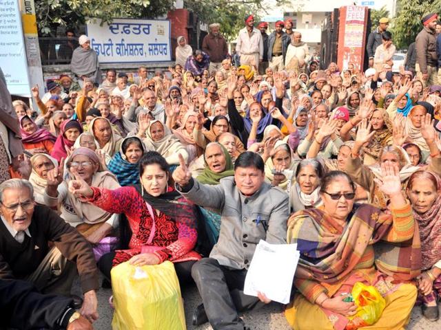 Pensioners protesting outside DC Office in Jalandhar.(Pardeep Pandit/HT Photo) Pensioners protesting outside DC Office in Jalandhar.(Pardeep Pandit/HT Photo)