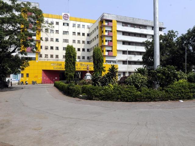 A senior nurse said the MY hospital administration needs to increase security guards on first floor and nearby areas. (Arun Mondhe/HT photo) A senior nurse said the MY hospital administration needs to increase security guards on first floor and nearby areas. (Arun Mondhe/HT photo)