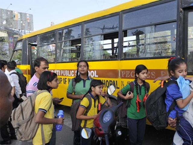 A group of schools run by an education trust is planning to make carpooling and the use of school buses compulsory for its students while commuting to school in an effort to control air pollution. (Praveen Bajpai/HT  file photo)