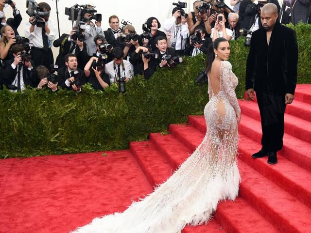 The most bling-bling couple on Planet Celebrity attended the traditional Metropolitan Museum of Art Gala in New York. For once, the emphasis was on glamour, with a sublime feathery sparkly dress for her and a black suit for him. (AFP)