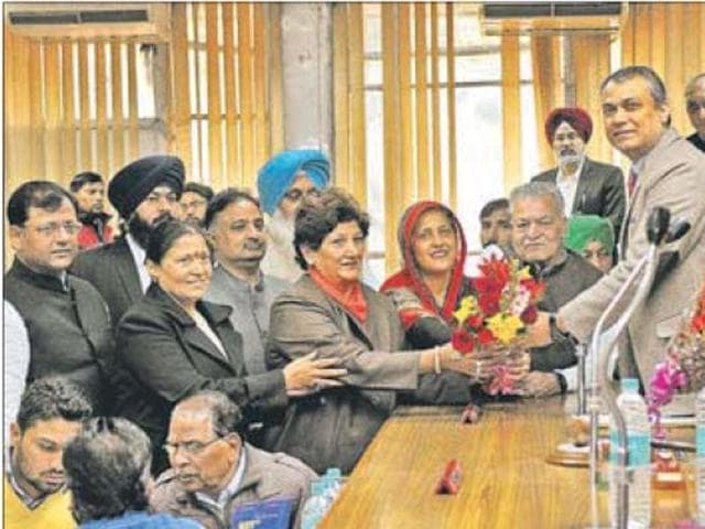 Mayor Pooja Sharma,along with other councillors,welcoming newly appointed MC commissioner B Purushartha before the house meeting in sector 17,chandigarh, on Wednesday. (Ravi Kumar) Mayor Pooja Sharma,along with other councillors,welcoming newly appointed MC commissioner B Purushartha before the house meeting in sector 17,chandigarh, on Wednesday. (Ravi Kumar)