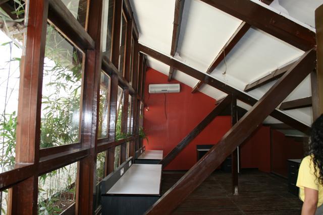 Under a common roof: The traditional mill structure (slanting tiled roof, wooden beams and a cast iron skeleton) has been retained and affords a vintage look. The tiled roof was untouched and stretches from (present-day) Blue Frog to Cafe Zoe, housing smaller offices that fall in between. Moreover, the tiles on the roof make the structure noise absorbent — a feature that helped Blue Frog immensely (Photo: Kulan Patil / HT )