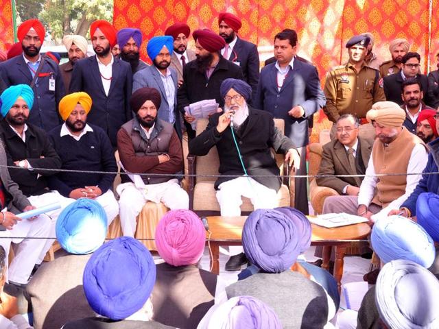 Chief minister Prakash Singh badal during his Sangat darshan in a avillage in Lambi. (HT Photo) Chief minister Prakash Singh badal during his Sangat darshan in a avillage in Lambi. (HT Photo)