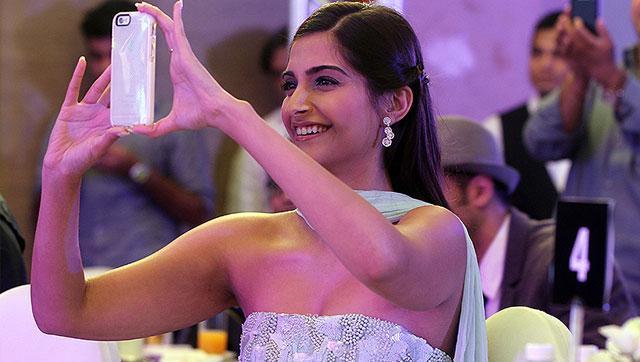 Sonam calls Varun, ‘VD’ (they have known each other since childhood) (HT Photo) Sonam calls Varun, ‘VD’ (they have known each other since childhood) (HT Photo)