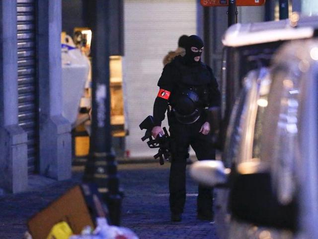 A Belgian special forces police officer patrols a street during a police raid in central Brussels in connection with the Paris attack.(Reuters photo)