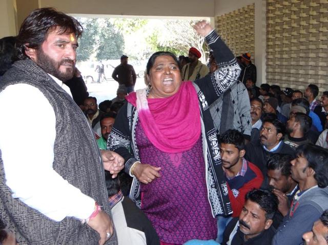 Safai workers holding protest at the entrance of Circuit House in Jalandhar on Thursday. (Parampreet Singh Narula/HT Photo) Safai workers holding protest at the entrance of Circuit House in Jalandhar on Thursday. (Parampreet Singh Narula/HT Photo)