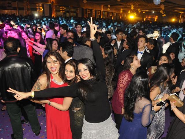 People welcome New Year at a pub in Indore.(HT file photo)