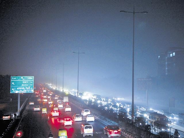 For the last seven months, power supply to around 15% of the streetlights between Rao Tula Ram Marg and Kherki Daula toll plaza has been stopped.(Parveen Kumar/HT Photo) For the last seven months, power supply to around 15% of the streetlights between Rao Tula Ram Marg and Kherki Daula toll plaza has been stopped.(Parveen Kumar/HT Photo)